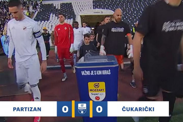 ΠΑΟΚ: Οι παίκτες της Παρτίζαν φόρεσαν μπλουζάκια για τους αδικοχαμένους φίλους του Δικεφάλου