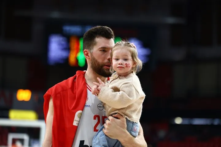 Τρυφερές οικογενειακές στιγμές: τα παιδιά των παικτών του Ολυμπιακού στο παρκέ μετά τη νίκη