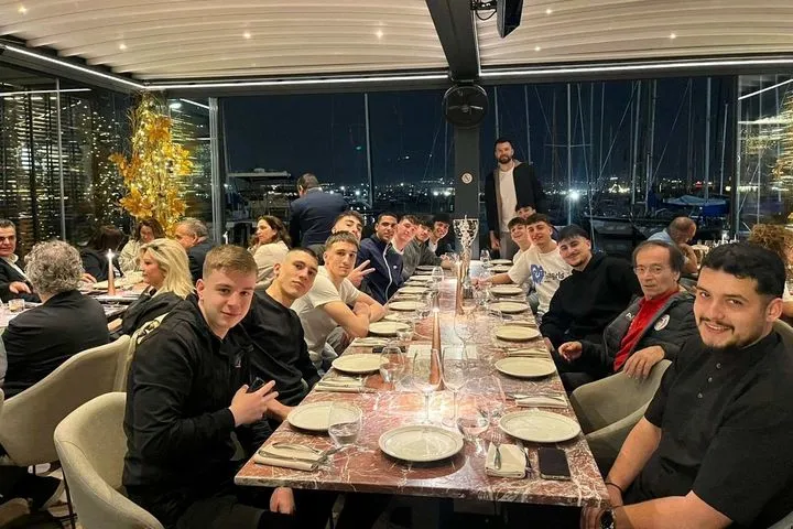 Ολυμπιακός: Ο Πίτερς υποδέχθηκε στο εστιατόριό του την πρωταθλήτρια Εφήβων ομάδα των ερυθρολεύκων