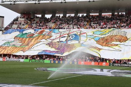 Το γιγαντοπανό των οπαδών της Ράγιο Βαγιεκάνο με πειρατικό και τον Παρθενώνα