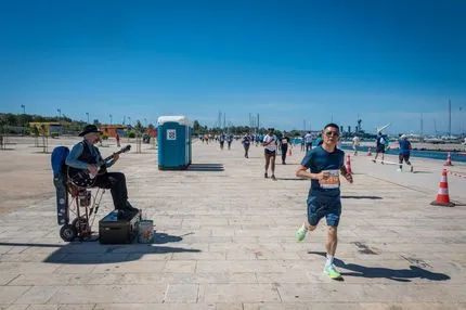 Σκηνικό βγαλμένο από ταινία: Πάνω από 20 μουσικοί του δρόμου θα δώσουν τον δικό τους ρυθμό στον Ποσειδώνιο Ημιμαραθώνιο