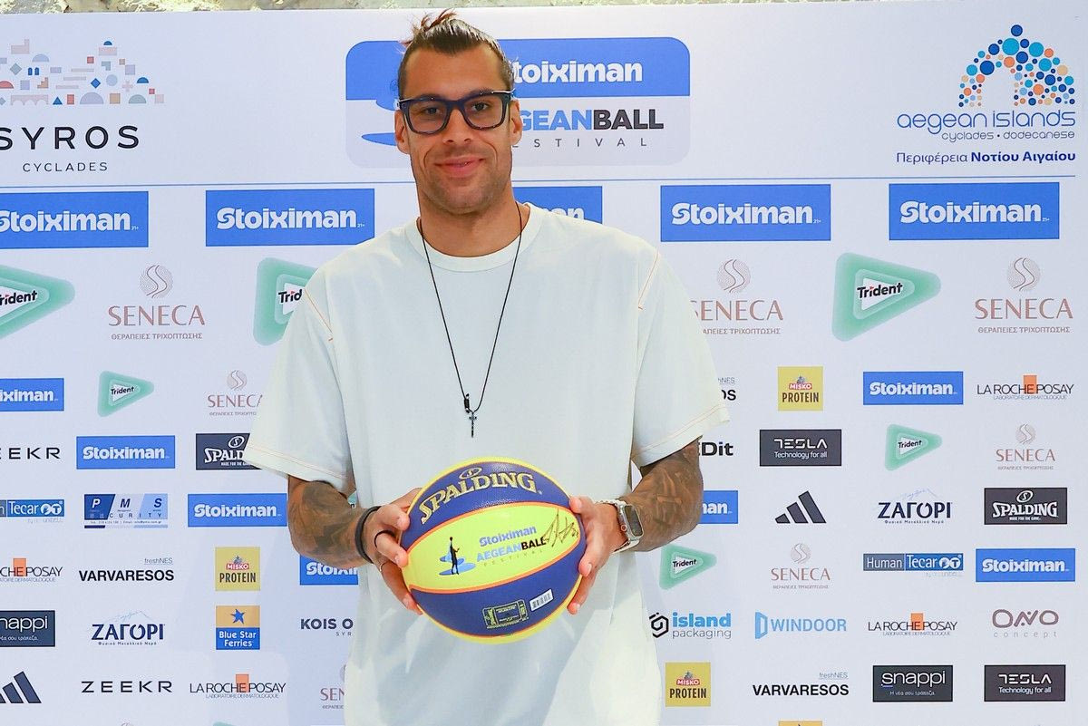 O Γιώργος Πρίντεζης με την μπάλα του τουρνουά
