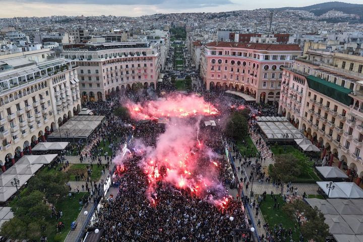 ΠΑΟΚ: Πήρε φωτιά η Αριστοτέλους, στις 19:26 το μαγικό pyro show για τα 100 χρόνια
