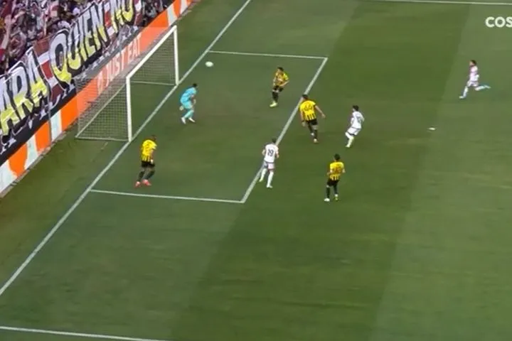 Η Ράγιο αιφνιδίασε την ΑΕΚ και άνοιξε το σκορ στο 2ο λεπτό με τον Ακχομάχ