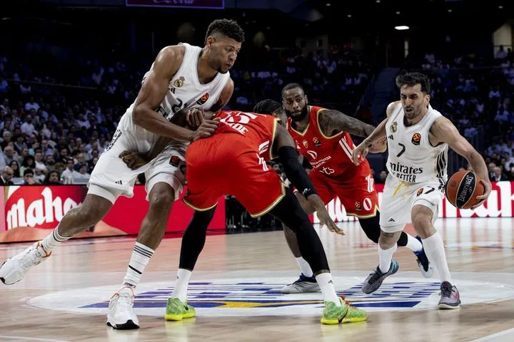 Η Ρεάλ πήρε εμφατική νίκη και θέλει ήττα της Βαλένθια: Εκτός εξάδας ο Ερυθρός Αστέρας