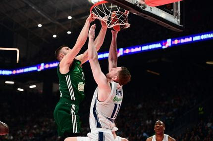 Ο Ρογκαβόπουλος έβαλε τον Σμιτς στο καλάθι: Τρομερό κάρφωμα από τον φόργουoρντ του Παναθηναϊκού AKTOR