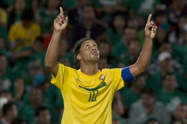 Βραζιλιάνικη μαγεία από τα παλιά: Ροναλντίνιο και Αντριάνο συνεργάζονται σε φιλικό και πετυχαίνουν πανέμορφο γκολ