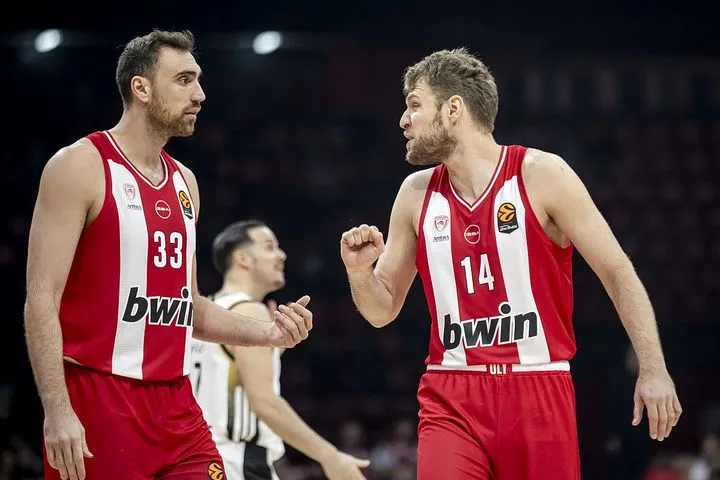 Το μήνυμα του Ολυμπιακού για Βεζένκοβ – Μιλουτίνοβ: “Σκληρή δουλειά, πάθος, περηφάνια”