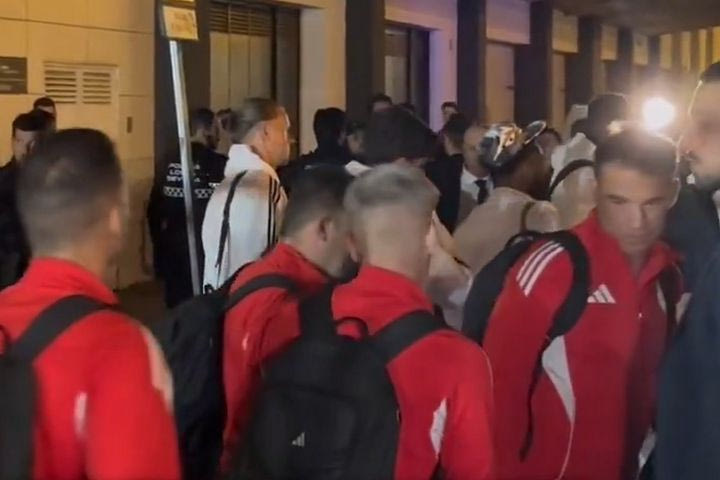 Σεβίλλη: Λαϊκά δικαστήρια κατά των παικτών σε αεροδρόμιο και προπονητικό κέντρο, μετά την ήττα από την Οβιέδο