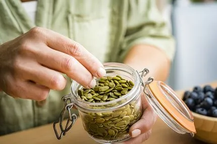 Ο πιο υποτιμημένος ξηρός καρπός που βοηθά μέχρι και τον ύπνο σου