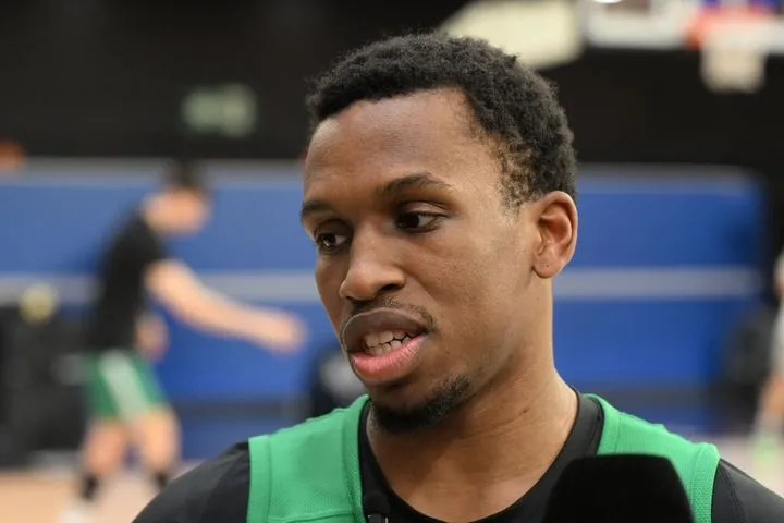 Σορτς: “Δεν έχω φέρει το κομπιουτεράκι μου, αλλά έχω κοιτάξει το πώς μπορούμε να μπούμε στην τετράδα”