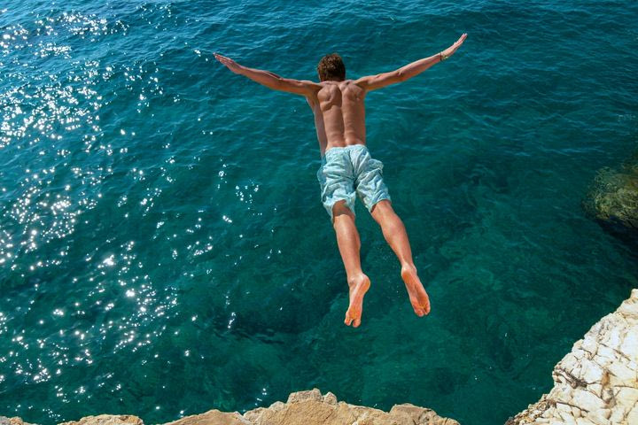 Γιατί δεν πρέπει να βουτάς απότομα στη θάλασσα όταν έχει καύσωνα