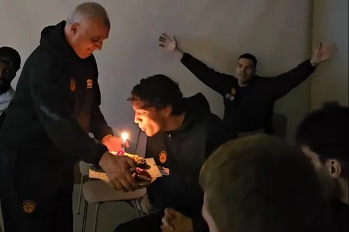 Παναθηναϊκός AKTOR: Ο Τζέντι Όσμαν έσβησε τούρτα γενεθλίων εν μέσω VIDEO πριν το ματς με τη Βαλένθια