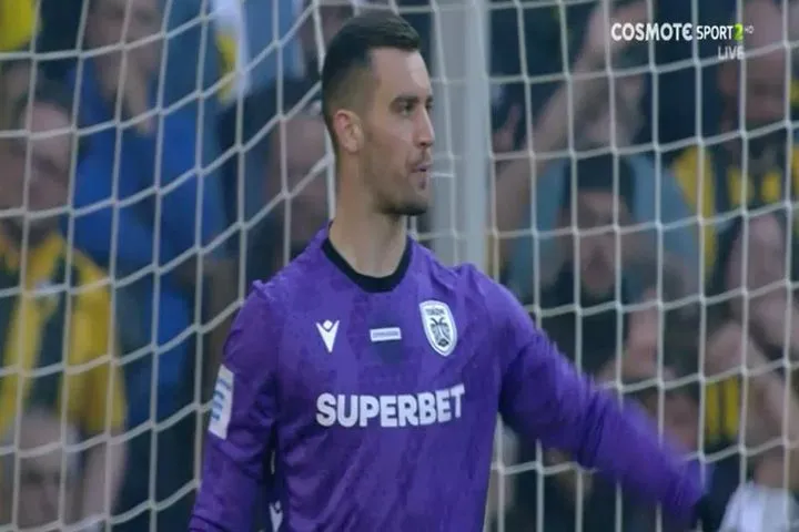 H τρομερή επέμβαση του Τσιφτσή με το πόδι στο σουτ του Πινέδα