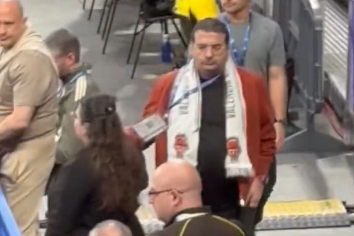 Ρεάλ Μαδρίτης – Χάποελ Τελ Αβίβ: Με κασκόλ της Βαλένθια βλέπει ο Οφέρ Γιανάι το ματς