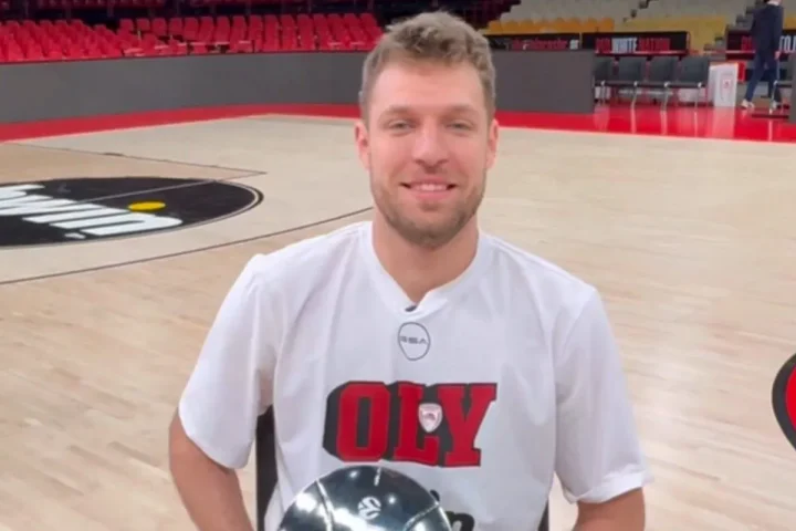 Το backstage από την απονομή του βραβείου MVP της EuroLeague στον Σάσα Βεζένκοβ