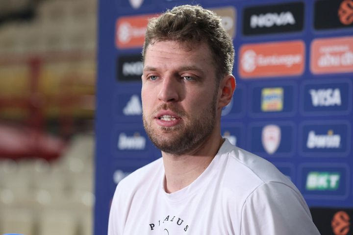 Βεζένκοβ: "Δεν απαντάω σε κανέναν, είναι καινούργια μόδα ο ένας να μιλά για τον άλλο"