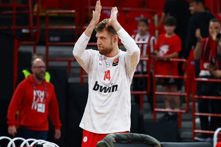 Ολυμπιακός – Μονακό: Αποθέωση Βεζένκοβ στο ΣΕΦ με τον κόσμο να φωνάζει “MVP, MVP”