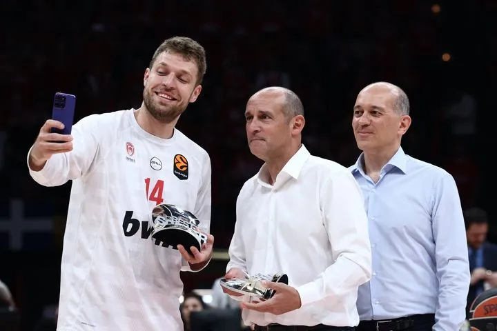 Ολυμπιακός – Μονακό: Ο Σάσα Βεζένκοβ παρέλαβε το βραβείο του MVP και έβγαλε selfie με τους Αγγελόπουλους