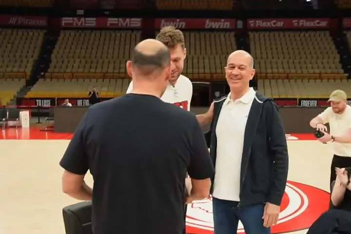 Το εκπληκτικό VIDEO με τους αδελφούς Αγγελόπουλους να δίνουν το βραβείο του MVP στον Σάσα Βεζένκοβ