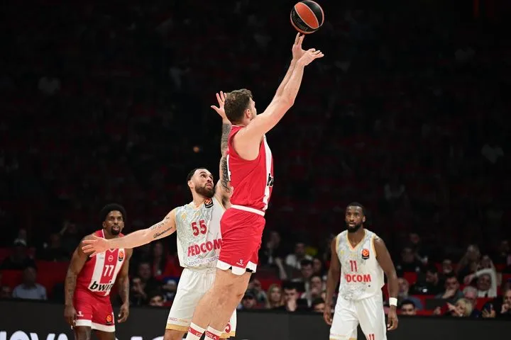 Το διαστημικό τρίποντο του Βεζένκοβ από τα εννέα μέτρα: Ζάλιζε τον Τζέιμς και το έβαλε από το σπίτι του