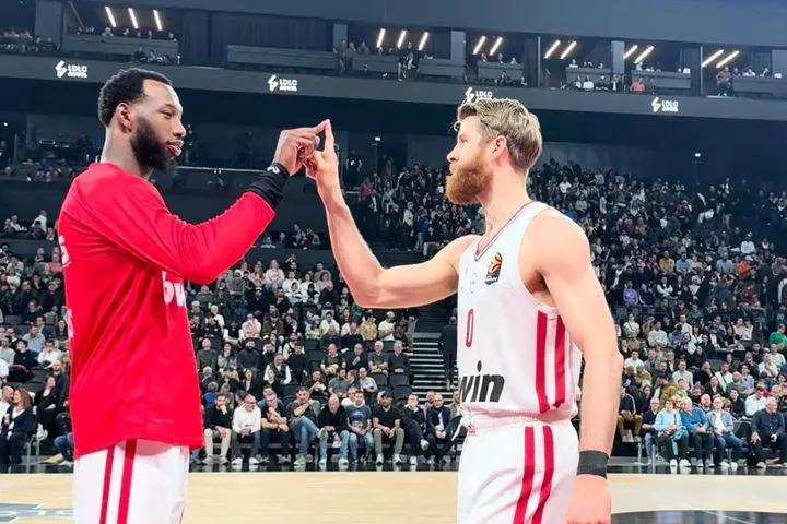 Ο ευδιάθετος Γουόκαπ, οι χαρακτηριστικοί χαιρετισμοί και τα backstage στιγμιότυπα από τη νίκη του Ολυμπιακού κόντρα στη Βιλερμπάν