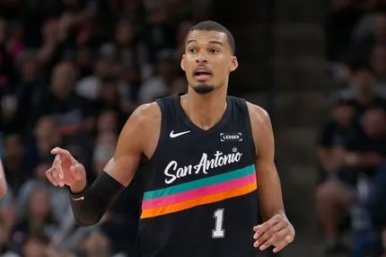 Εύκολο βράδυ για τους Σπερς απέναντι στους Μάβερικς του διψήφιου Πουλακίδα με 40άρα του Γουεμπανιαμά