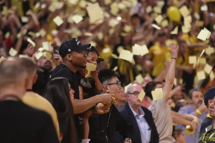 Άρης Betsson – Πανιώνιος: Μαγευτική ατμόσφαιρα με χιλιάδες χαρτάκια – Πανηγύριζαν Γιάννης, Σιάο και Θανάσης