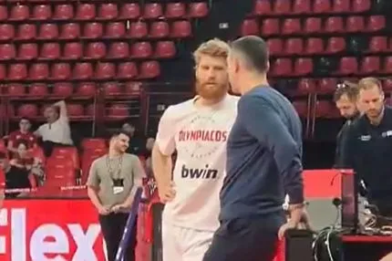 Η κουβέντα του Νίκου Ζήση με τον Τόμας Γούκαπ πριν από το Ολυμπιακός - Άρης Betsson