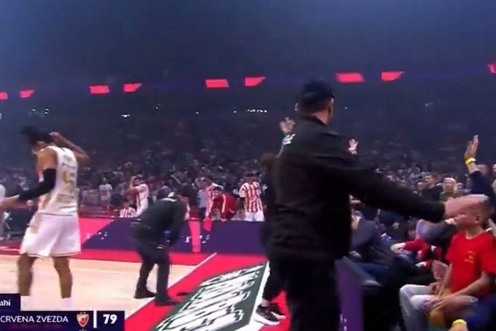 Ερυθρός Αστέρας – Παρτίζαν: Βροχή τα αντικείμενα και οι αναπτήρες στο παρκέ, ολιγόλεπτη διακοπή πριν από το φινάλε
