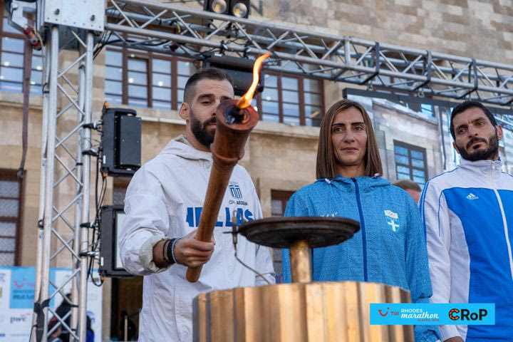 Ο Παναγιώτης Καραϊσκος άναψε τη Φλόγα της Καλλιπάτειρας στον TUI Μαραθώνιο Ρόδου