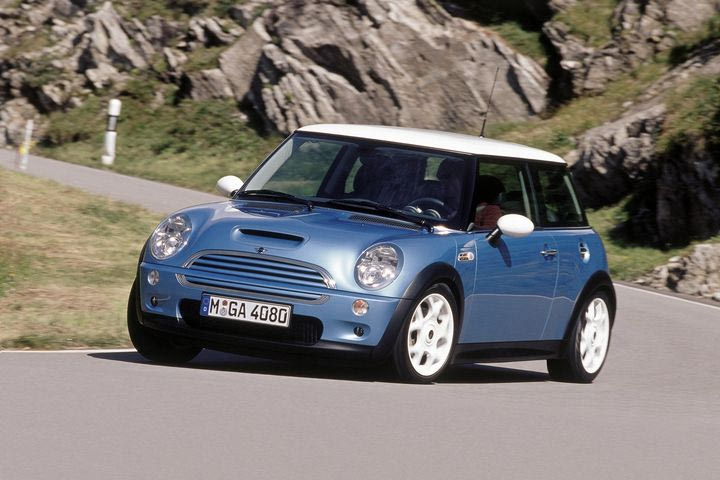 Η MINI γιορτάζει 25 χρόνια σύγχρονης ιστορίας της μάρκας, κάτω από την “ομπρέλα” του BMW Group