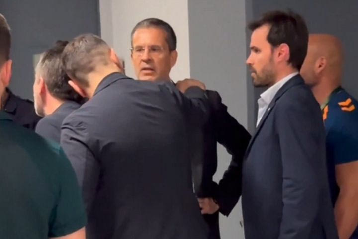Χειραψίες των συνεργατών του Εργκίν Αταμάν με τον Πέδρο Μαρτίνεθ στα αποδυτήρια του ΟΑΚΑ