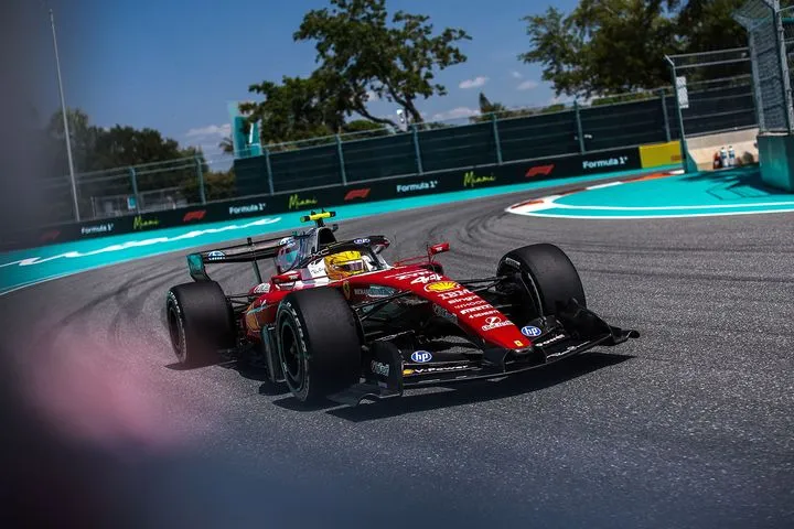 Ποιο μειονέκτημα εντόπισε ο Χάμιλτον στη Ferrari SF-26 -και πόσο σοβαρό μπορεί να είναι
