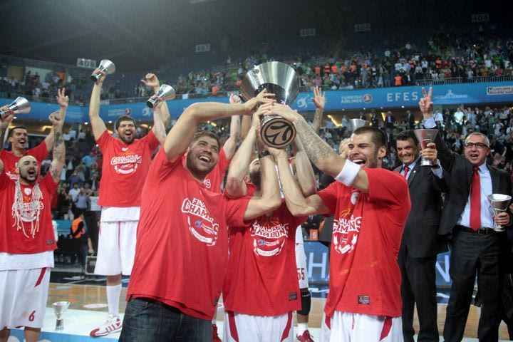 Όταν ο Ολυμπιακός πήρε την EuroLeague στην Κωνσταντινούπολη και ο Γεροντιδάκης χαστούκισε συνάδελφό του στη σκηνή