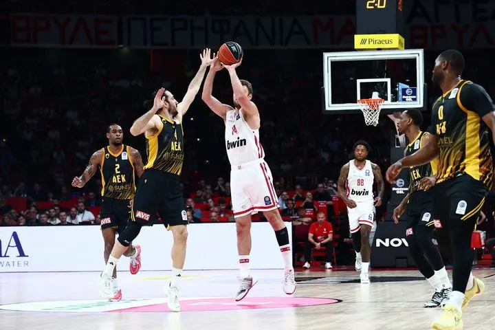 Αδιανόητο buzzer beater του Βεζένκοβ από το κέντρο στη λήξη της πρώτης περιόδου