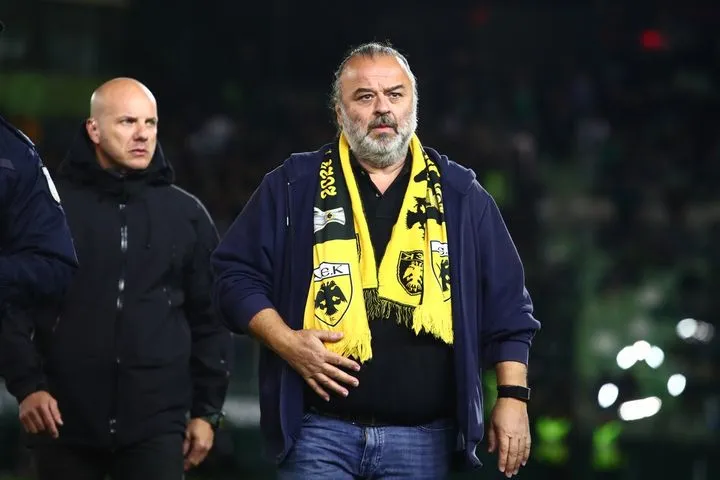 Ο Μάριος Ηλιόπουλος βγήκε από τη φυσούνα, διέσχισε το γήπεδο και ανέβηκε από τα VIP της Λεωφόρου στο booth για να δει το ντέρμπι