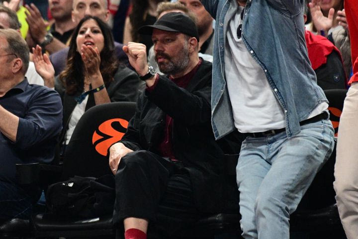 Euroleague Final Four 2026: Ο Γιώργος Λάνθιμος πανηγύρισε τα καλάθια του Ολυμπιακού απέναντι στη Φενέρμπαχτσε