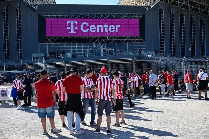 EuroLeague Final Four 2026: Οι πρώτοι φίλοι του Ολυμπιακού έφτασαν στο T-Center για τον τελικό