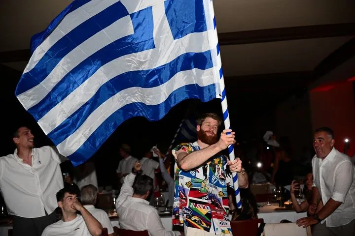 Ολυμπιακός: Ο Τόμας Γουόκαπ ανέμισε την ελληνική σημαία στο δείπνο των πρωταθλητών Ευρώπης