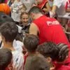 Πανδαιμόνιο με Παπανικολάου στη Ρόδο, αμέτρητα παιδάκια περίμεναν για αυτόγραφα και φωτογραφίες
