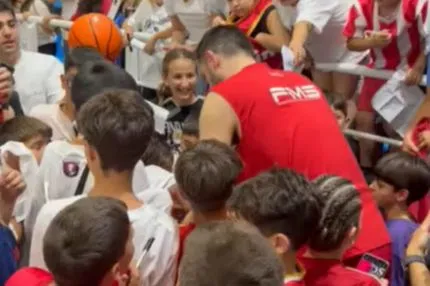 Πανδαιμόνιο με Παπανικολάου στη Ρόδο, αμέτρητα παιδάκια περίμεναν για αυτόγραφα και φωτογραφίες