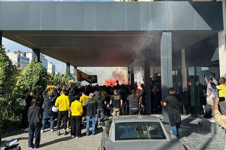 ΑΕΚ: Πανικός με καπνογόνα στη Λεωφόρο Συγγρού για την πρωταθλήτρια Ένωση