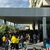 ΑΕΚ: Παροξυσμός και στο ξενοδοχείο της Ένωσης, φίλαθλοι έκαναν τη Συγγρού κιτρινόμαυρη για να πάνε συνοδεία τους πρωταθλητές στην Νέα Φιλαδέλφεια