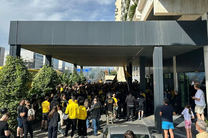 ΑΕΚ: Παροξυσμός και στο ξενοδοχείο της Ένωσης, φίλαθλοι έκαναν τη Συγγρού κιτρινόμαυρη για να πάνε συνοδεία τους πρωταθλητές στην Νέα Φιλαδέλφεια