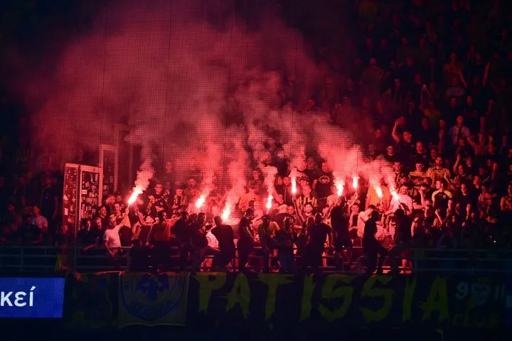 Ξεσηκωμός στην Allwyn Arena: Οι φίλοι της ΑΕΚ πανηγύρισαν το γκολ του ΠΑΟΚ επί του Ολυμπιακού