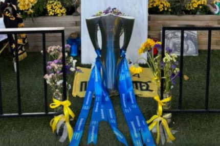 Η κούπα της Stoiximan Super League στο μνημείο του Μιχάλη Κατσούρη