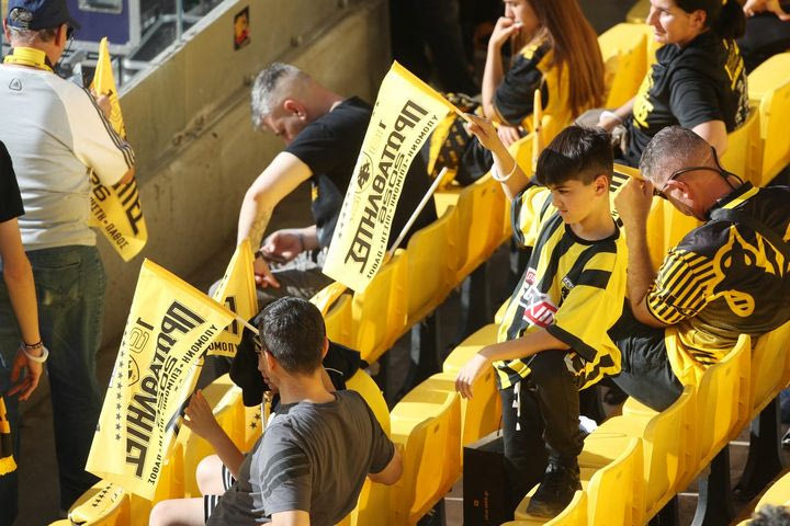 ΑΕΚ: Χιλιάδες σημαιάκια στην Allwyn Arena με το πρωταθληματικό μότο