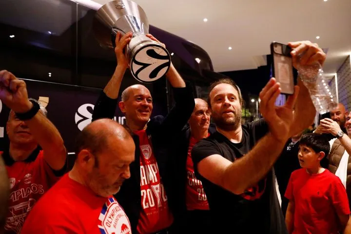 Ολυμπιακός: Η άφιξη των ερυθρολεύκων στο ξενοδοχείο μέσα σε αποθέωση μαζί με το ευρωπαϊκό τρόπαιο