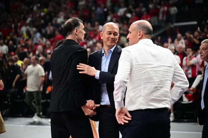 Τα συγχαρητήρια των Αγγελόπουλων στον Μπαρτζώκα και η υψωμένη γροθιά του Έλληνα προπονητή στους οπαδούς του Ολυμπιακού